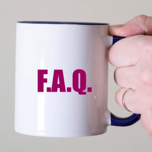 Cană albă personalizată cu inscripția „FAQ”, simbol al secțiunii de întrebări frecvente.