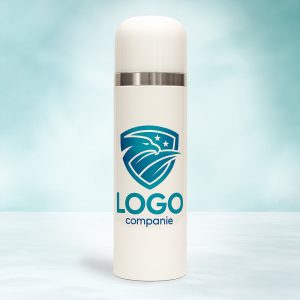 Thermos alb personalizat cu logo albastru-turcoaz al unei companii, cu emblemă tip vultur pe scut.